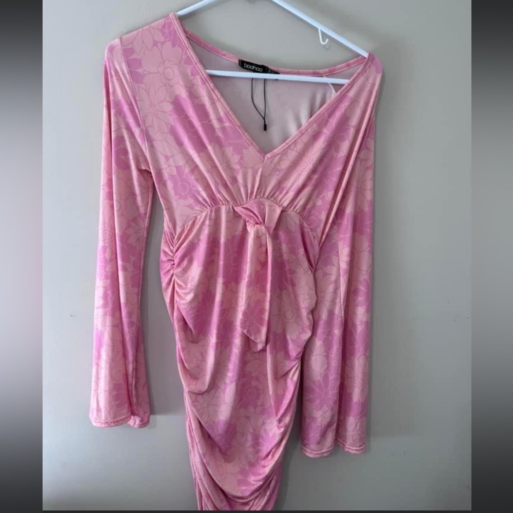 Boohoo body on style dress never worn. Bump friendly size medium
